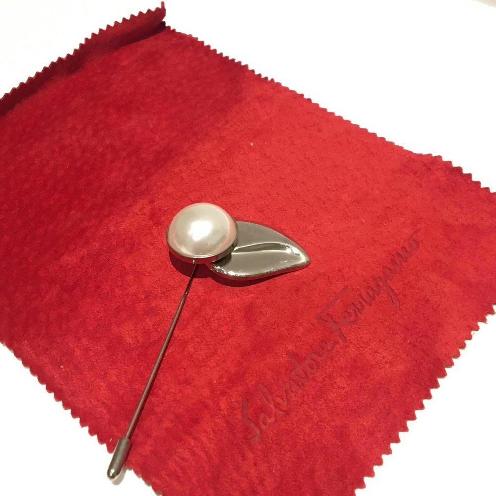 one vintage Salvator Ferragamo brooch/ pin with leaf design